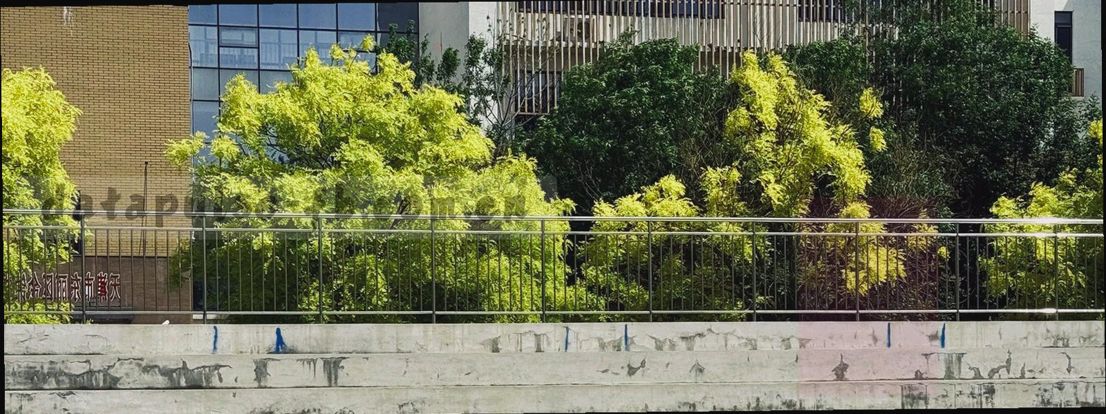 深色空间中多个发光通信节点以细线互联，荧光青线条构成主干，脉冲橙标出几个活跃节点