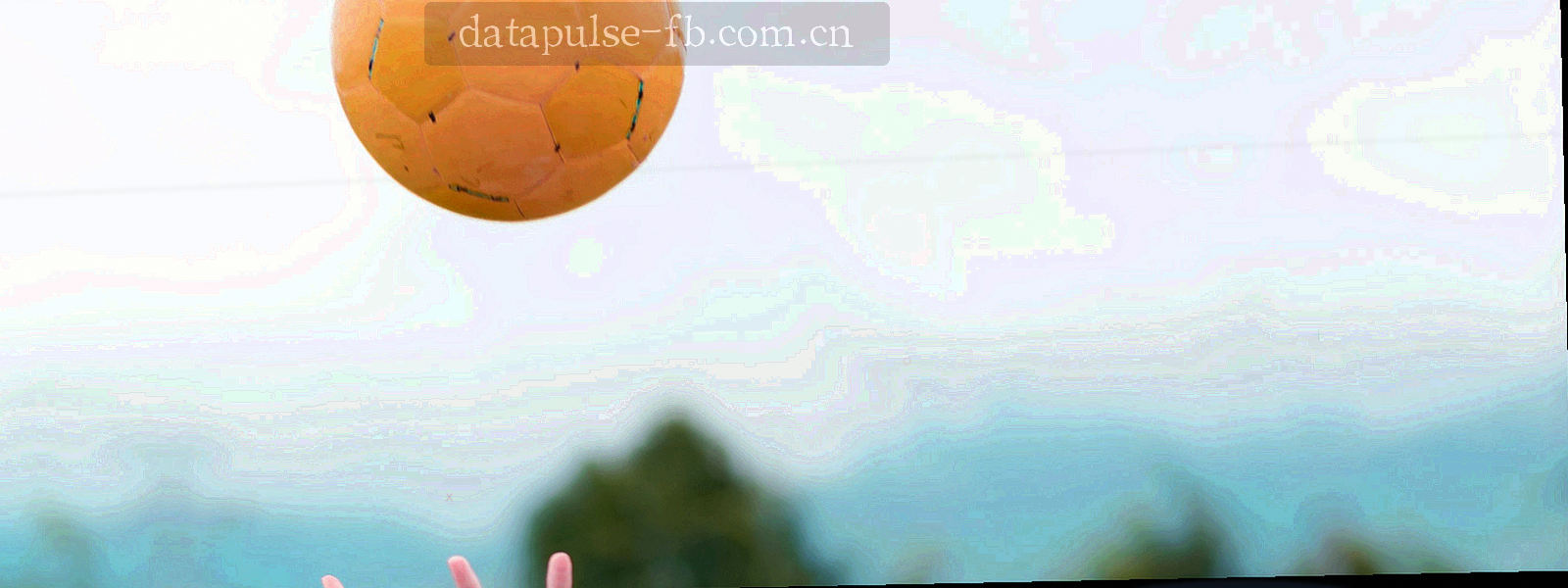 深色背景上多条发光数据线自左向右推进，末端汇聚成脉冲峰值，下方排列等宽刻度